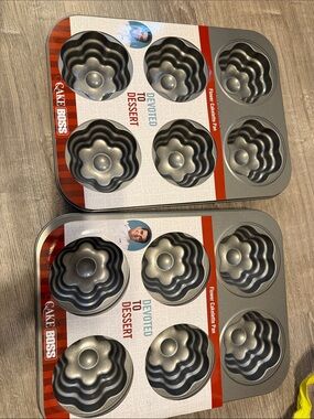 Set of 2 NWT Cake Boss Flower Cakelette Pan